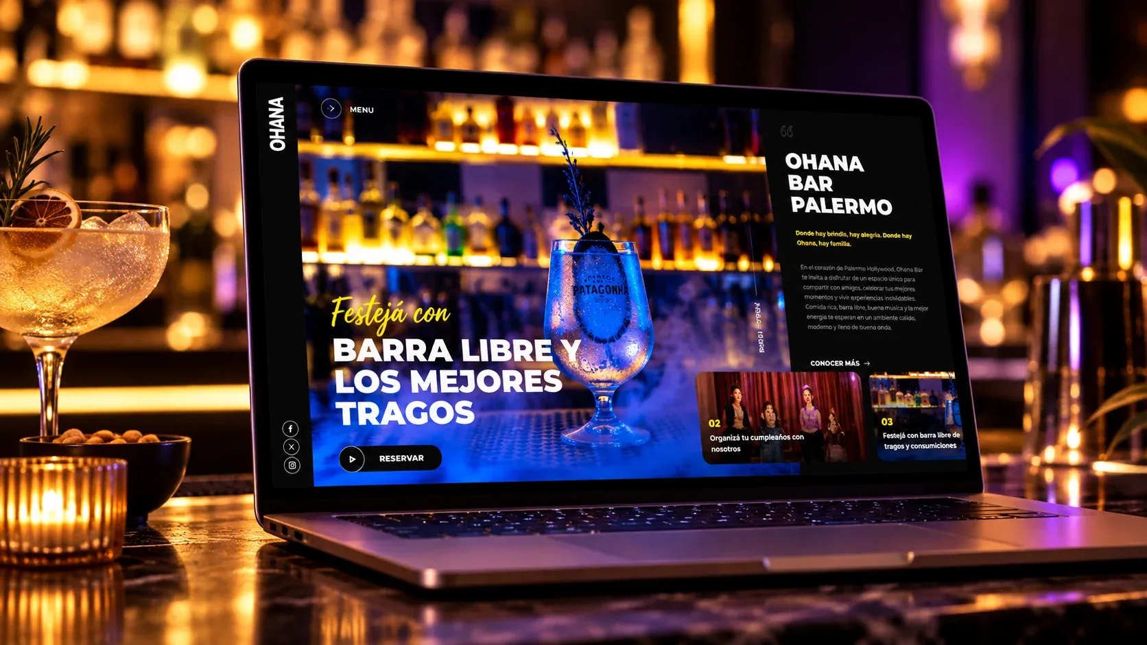 Sitio web de Ohana Bar Palermo mostrado en una laptop sobre la barra de un bar