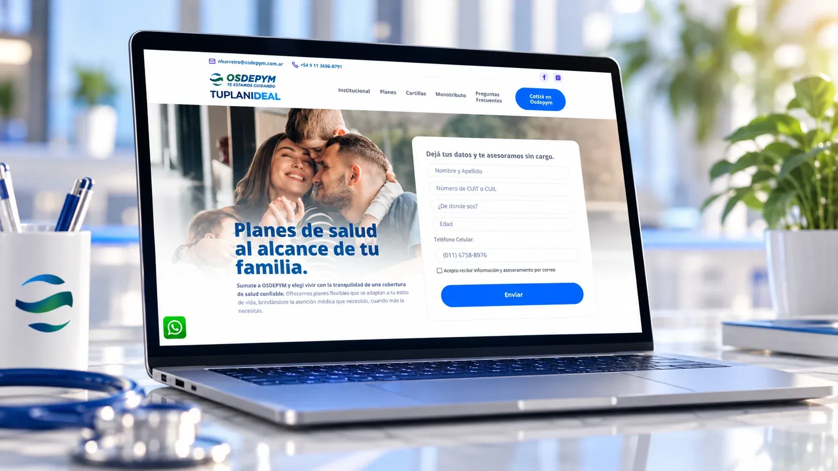 Sitio web de TuPlanIdeal sobre planes de salud mostrado en una laptop